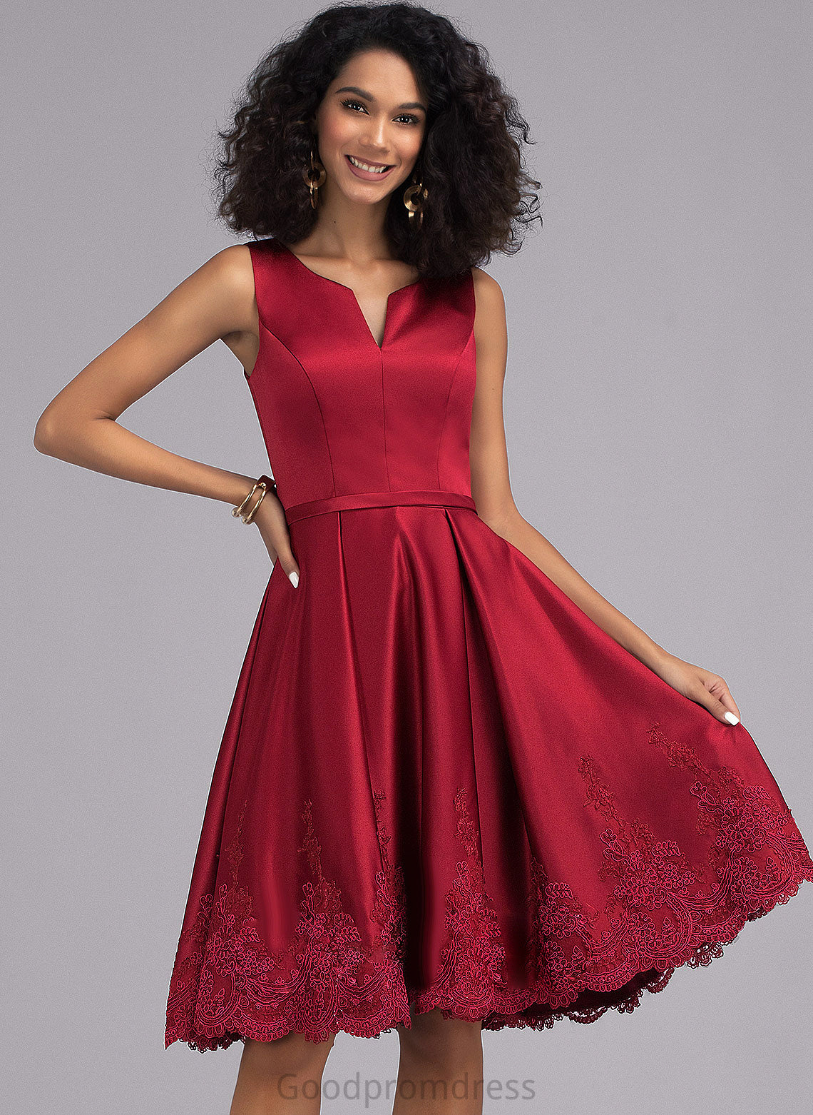 V-neck A-Line Lace Satin With Cara Cocktail Dress Knee-Length Appliques Cocktail Dresses